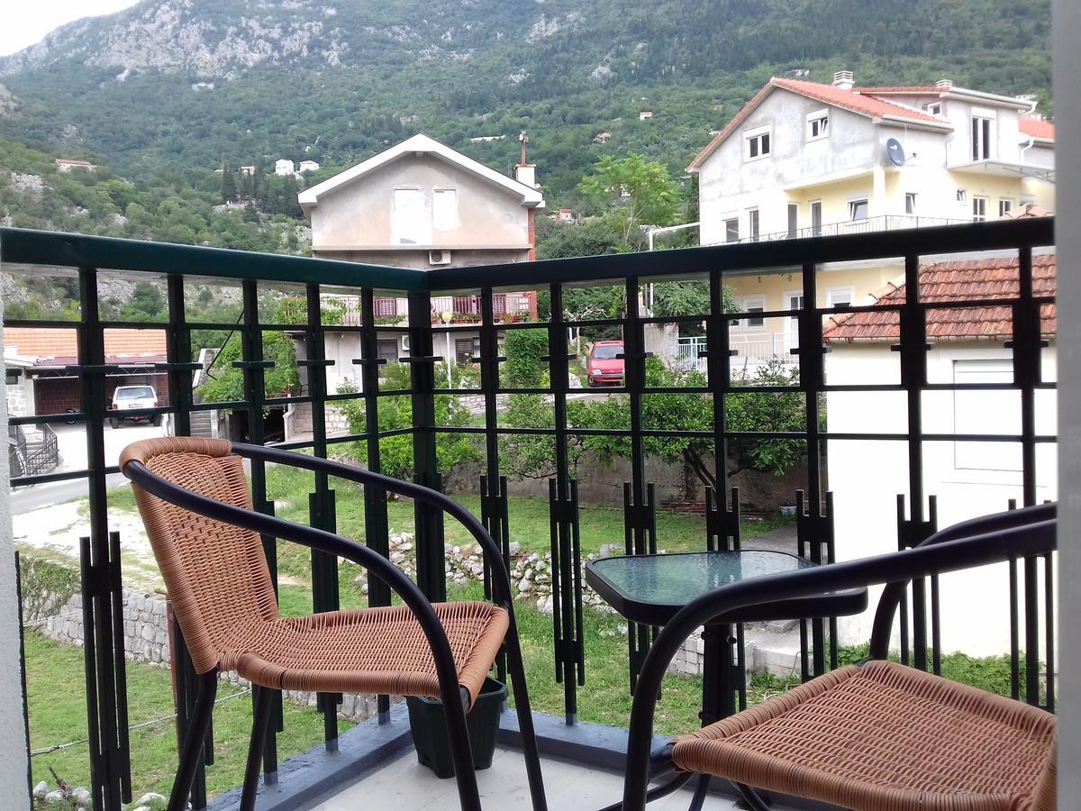 Apartmani Mozaici Risan Buitenkant foto